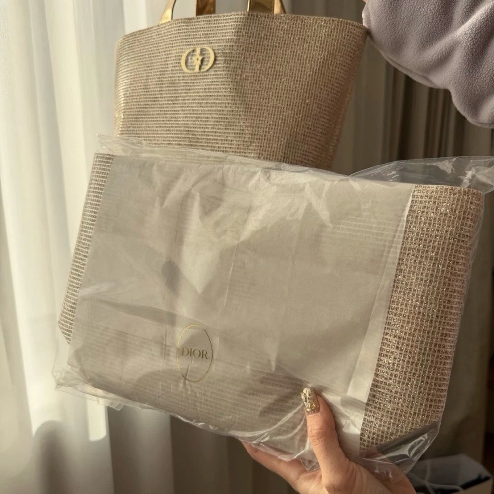 Dior bag Gold star Beauty Limited Holiday Gold Edition Bag Medium NWT 13x7.5x5 - Picture 12 of 12